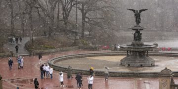 Nevadas, lluvias e inundaciones dejan apagones y vuelos cancelados en EE.UU.