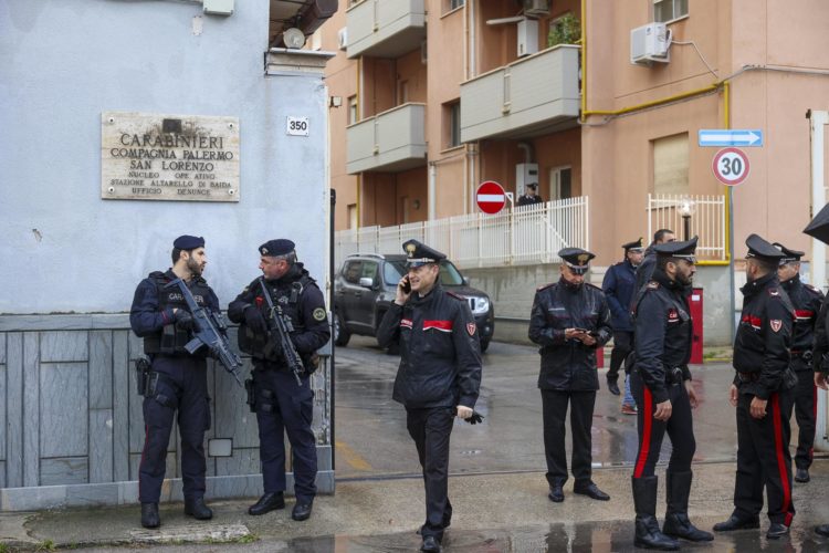Imagen de archivo en Palermo (Italia) de la operación policial para la captura del jefe de Cosa Nostra, Matteo Messina Denaro.
EFE/EPA/Igor Petyx