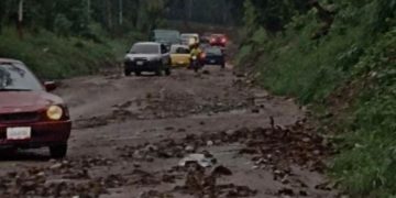 Lodo, piedras y escombros dejan las lluvias en la Bajada del Río