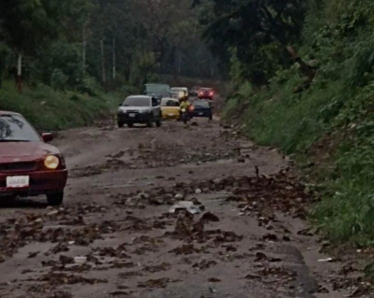 Producto de las lluvias de la noche de este lunes, la vía de la Bajada del Río se vio afectada y está llena de sedimentos a lo largo de toda la carretera.