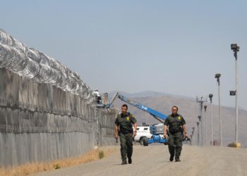 Regresa la normalidad a El Paso, tras el intento de ingreso a la fuerza de migrantes