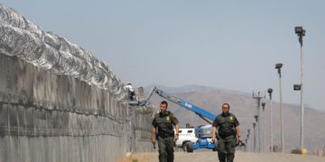 Regresa la normalidad a El Paso, tras el intento de ingreso a la fuerza de migrantes