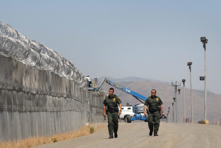 Fotografía de archivo en la que se registró a un par de agentes de la Patrulla fronteriza de Estados Unidos, cerca de El Paso (Texas, EE.UU.). EFE/David Maung