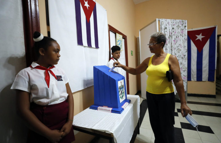 Una mujer fue registrada este domingo, 26 de marzo, al votar durante las elecciones parlamentarias nacionales, en un colegio electoral, en La Habana (Cuba). EFE/Ernesto Mastrascusa