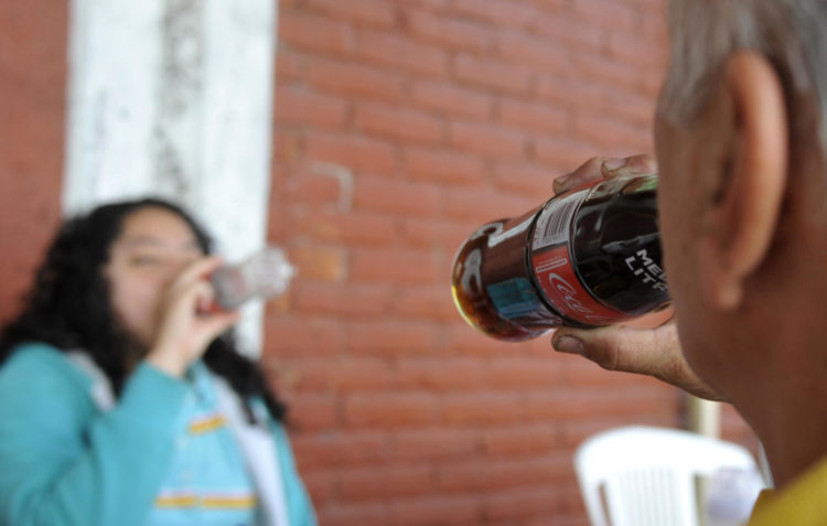 Algunas personas toman bebidas gaseosas, en una fotografía de archivo. EFE/Mario Guzmánáá