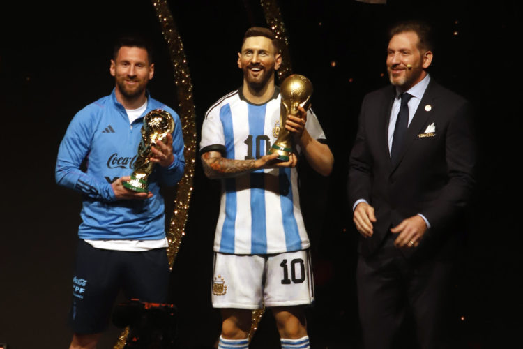 Lionel Messi (i) de Argentina posa junto a una estatua suya acompañado por el presidente de la Conmebol Alejandro Domínguez (d) este 27 de marzo de 2023, durante La noche de las Estrellas de Conmebol. EFE/ Fernando Franceschelli