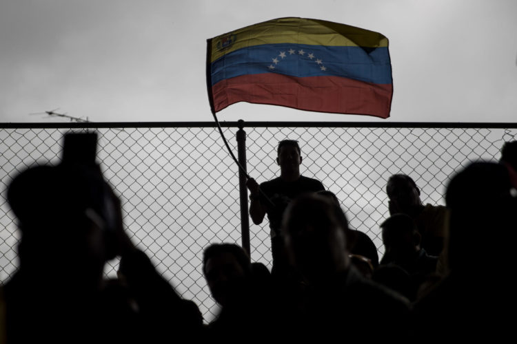 Fotografía de archivo, tomada el pasado 10 de marzo, en la que se registró a simpatizantes del partido político venezolano Primero Justicia, durante un acto proselitista, en Caracas (Venezuela). EFE/Miguel Gutiérrez