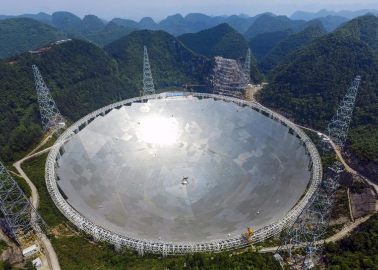 Una fotografía de archivo, muestra el Telescopio Esférico con Apertura de 500 metros (FAST)durante su construcción en el remoto condado de Pingtang, en la provincia china de Guizhou. EFE/Str