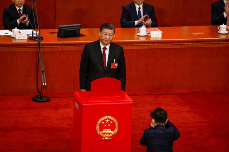 El presidente chino, Xi Jinping, durante la Tercera Sesión Plenaria de la Asamblea Popular Nacional (APN) este viernes en el Gran Salón del Pueblo, en Pekín. EFE/EPA/MARK R. CRISTINO / POOL