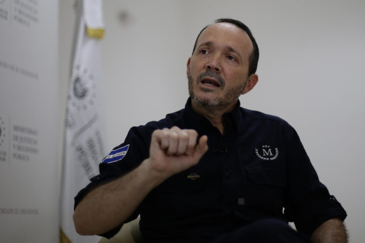 El ministro de Justicia y Seguridad Pública de El Salvador, Gustavo Villatoro, fue registrado el pasado 21 de marzo, durante una entrevista con EFE, en Nuevo Cuscatlán (El Salvador). EFE/Rodrigo Sura