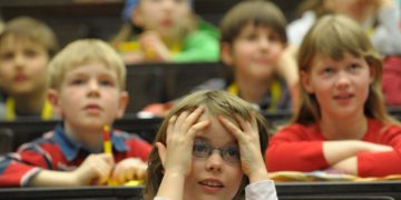 La UE debate cómo atraer a jóvenes a la docencia para paliar la escasez de profesores