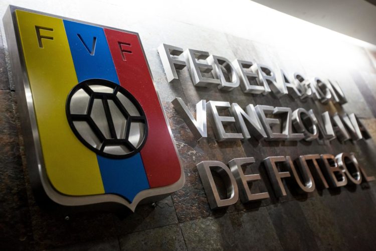 Vista del logo de la Federación Venezolana de Futbol (FVF) en la sede del organismo, en una fotografía de archivo. EFE/MIGUEL GUTIÉRREZ