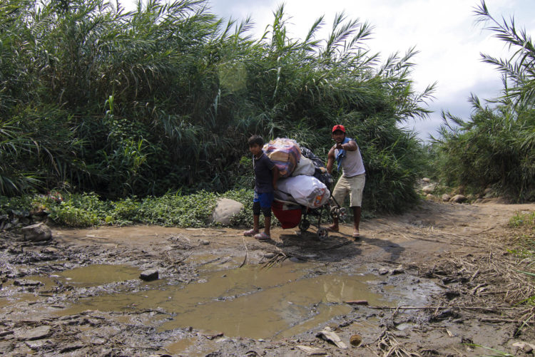 Personas cargan mercancías a través de las trochas que conectan a Colombia con Venezuela, en una fotografía de archivo. EFE/ Mario Caicedo