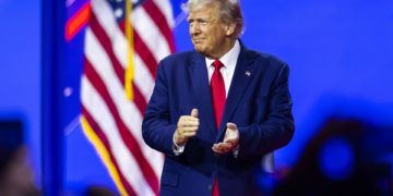 Trump confirma la fractura del Partido Republicano en foro hecho a su medida