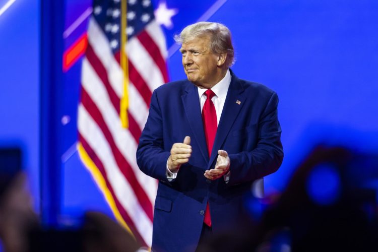 El expresidente estadounidense Donald Trump habla en la Conferencia de Acción Política Conservadora (CPAC) en Maryland, EE. UU. EFE/Jim Lo Scalzo