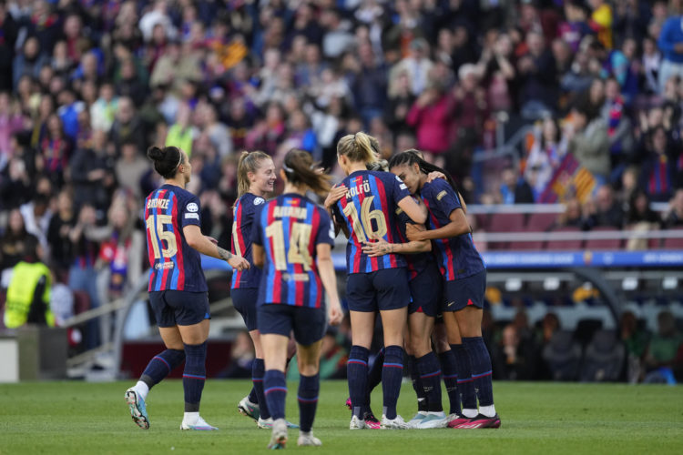 Las jugadoras del Barcelona celebran el 2-0 durante el encuentro de vuelta de cuartos de final de la Liga de Campeones femenina entre FC Barcelona y AS Roma, en el estadio Camp Nou, en Barcelona. EFE/ Alejandro García