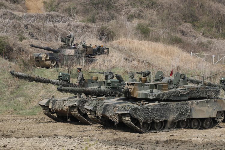 Un tanque surcoreano K1A2 (delante) y otro tanque M1A2 estadounidense (arriba) participan en una maniobras defensivas de respuesta a un eventual ataque norcoreano en un campo de entrenamiento de Paju (Corea del Sur) . EFE/Jeon Heon-Kyun
SOUTH KOREA NORTH KOREA USA DEFENSE:JHK01. Paju (Korea, Republic Of), 15/04/2017.- South Korea K1A2 (front) and US Army M1A2 (top) tanks participate in a defence exercise conducted to simulate a response to a possible attack from North Korea at the Mugeon-ri drill field on Paju, Gyeonggi-do, South Korea, 15 April 2017. According to media reports, North Korea has warned the US not to take provocative action in the region, saying it is 'ready to hit back with nuclear attacks'. (Atentado, Corea del Sur, Estados Unidos) EFE/EPA/JEON HEON-KYUN