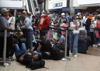 La calma vuelve poco a poco a aeropuertos colombianos tras suspensión de Viva