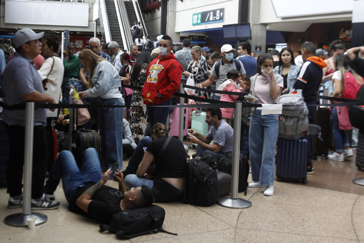 Viajeros afectados por el cierre de Viva Air esperan, este 1 de marzo de 2023, en el Aeropuerto Internacional José María Córdova, en Rionegro (Colombia). EFE/Luis Eduardo Noriega