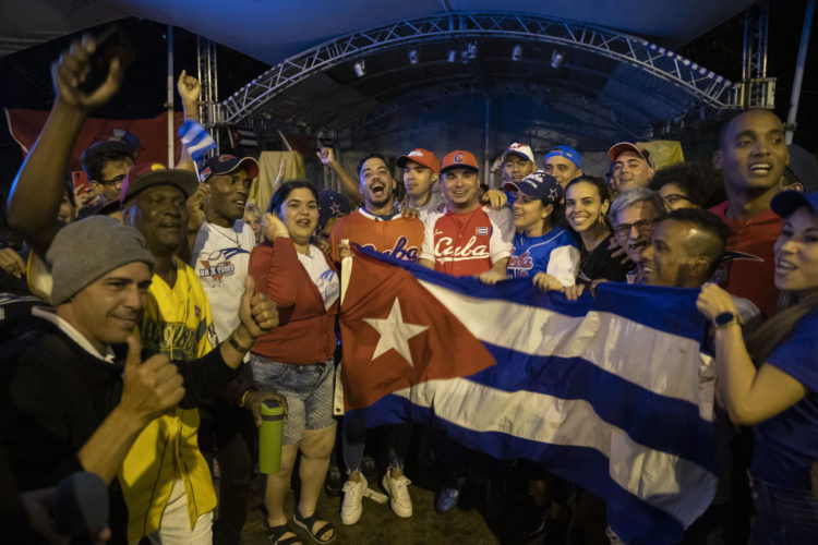 Un grupo de aficionados fue registrado este domingo, 19 de marzo, al observar la transmisión por televisión del juego de béisbol entre Cuba y Estados Unidos, durante la primera semifinal del Clásico Mundial de Béisbol, en La Habana (Cuba). EFE/ Yánder Zamora