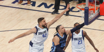 Curry apaga a los Bucks, los Kings se hacen grandes en Phoenix