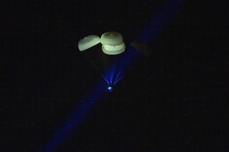Una foto proporcionada por la NASA muestra la nave espacial SpaceX Dragon Endurance mientras aterriza con los astronautas de la NASA Nicole Mann y Josh Cassada, el astronauta de la Agencia de Exploración Aeroespacial de Japón (JAXA) Koichi Wakata y la cosmonauta de Roscosmos Anna Kikina a bordo en el Golfo de México frente a la costa. de Tampa, Florida, EE.UU., 11 de marzo de 2023. EFE/EPA/NASA/Keegan Barber