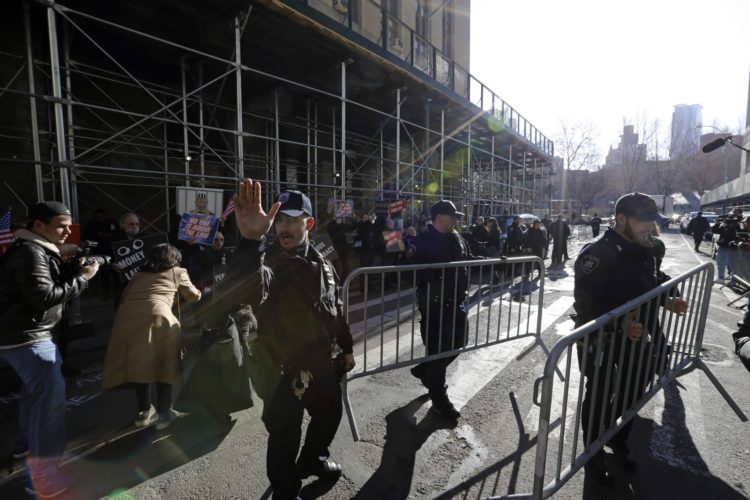 La policía contiene a personas que se reúnen frente a una corte de Nueva York, ante la posibilidad de que se procese en una causa al expresidente estadounidense Donald Trump, este 21 de marzo de 2023. EFE/Peter Foley