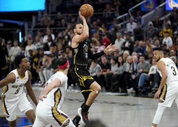 Curry rescata a los Warriors, Raptors y Wizards se aferran al ‘play-in’