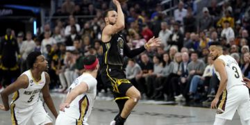 Curry rescata a los Warriors, Raptors y Wizards se aferran al ‘play-in’