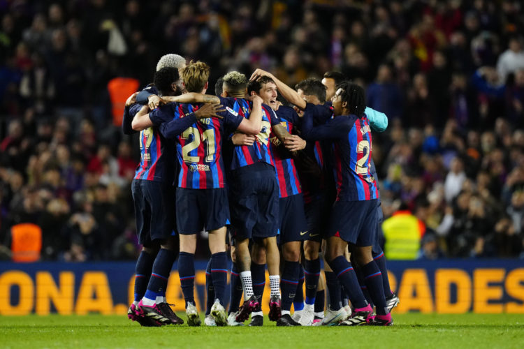 Los jugadores del FC Barcelona celebran la victoria tras el encuentro correspondiente a la jornada 26 de Liga en Primera División que FC Barcelona y Real Madrid disputaron en el Camp Nou, en Barcelona. EFE/Enric Fontcuberta.