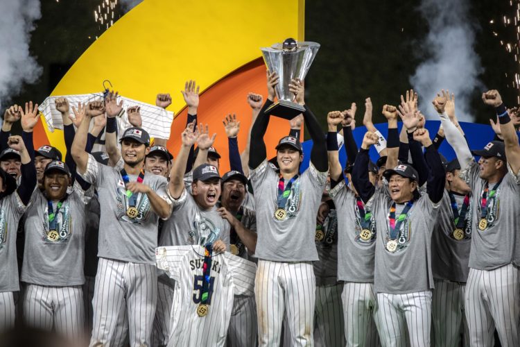 Jugadores de Japón celebran tras vencer a Estados Unidos en la final del V Clásico Mundial de Béisbol en el estadio LoanDepot Park, en Miami, Florida (EE.UU.), este 21 de marzo de 2023. EFE/EPA/Cristóbal Herrera-Ulashkevich