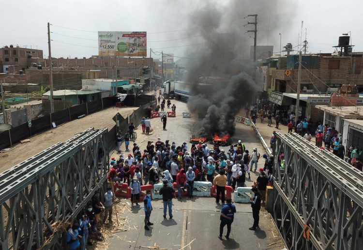 Fotografía de archivo en la que se registró una protesta por parte de ciudadanos al bloquear el puente Virú, un tramo de la carretera Panamericana Norte, en la región La Libertad, en el norte de Lima (Perú). EFE/Douglas Juarez