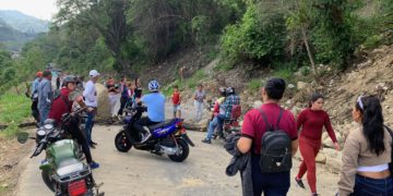 Comunidad San Pedro cierra la vía entre Makroval y El Milagro