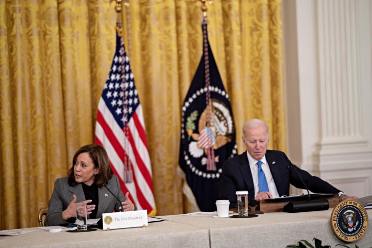 La vicepresidenta de Estados Unidos, Kamala Harris, junto al presidente estadounidense, Joe Biden, en una fotografía de archivo. EFE/Andrew Harrer/Pool