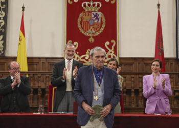 Cadenas recoge el Cervantes y aboga por defender la democracia