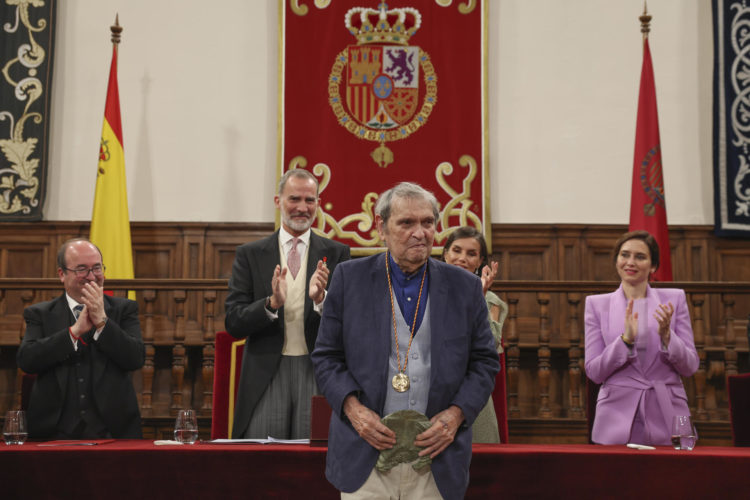 El rey de España Felipe VI (2i), la reina Letizia (2d), el ministro de Cultura y Deportes Miquel Iceta (i) y la presidenta de la Comunidad de Madrid Isabel Díaz Ayuso (d) aplauden al escritor Rafael Cadenas durante el acto. EFE/ Ballesteros POOL