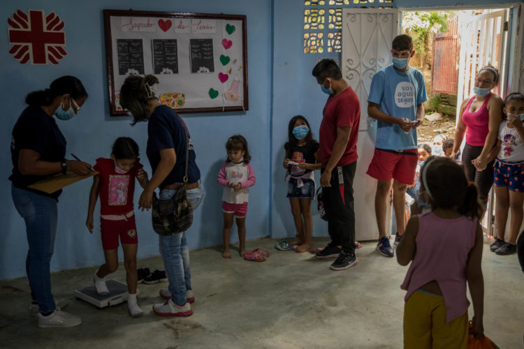 FotografÍa de archivo donde se observa un comedor de ayuda a personas con escasos recursos dentro de una barriada, tomando datos de salud a niños, en Caracas (Venezuela). EFE/ Miguel Gutiérrez