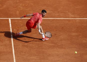 Djokovic, de menos a más en su debut sobre tierra ante el ruso Gakhov