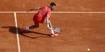 Djokovic, de menos a más en su debut sobre tierra ante el ruso Gakhov