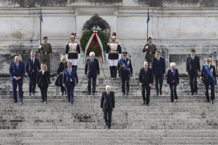El presidente italiano, Sergio Mattarella, en la ceremonia celebrada con motivo del aniversario de la Liberación de Italia.EFE/EPA/FABIO FRUSTACI