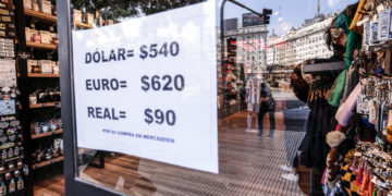 Argentina, sumergida en una nueva incertidumbre por el alza del ‘dólar blue’