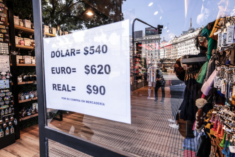 Fotografía de un cartel con la cotización de las divisas hoy, en una tienda de Buenos Aires (Argentina). EFE/ Juan Ignacio Roncoroni