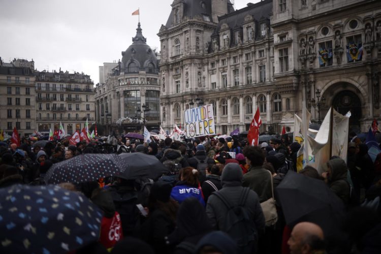 Multitud de personas protestan en el centro de París tras la resolución del Consejo Constitucional francés que validó este viernes el retraso de la edad mínima de jubilación de 62 a 64 años, la principal medida de la reforma de las pensiones aprobada por el Gobierno de Emmanuel Macrón.  EFE/EPA/YOAN VALAT
