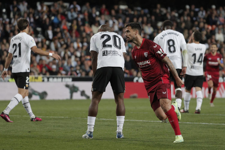 El centrocampista del Valencia Suso Fernández (d) celebra tras marcar el segundo gol ante el Sevilla, durante el partido de Liga en Primera División que Valencia CF y Sevilla FC disputaron en el estadio de Mestalla. EFE/Manuel Bruque