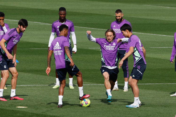 Los jugadores del Real Madrid, entre ellos Luka Modric, durante el entrenamiento de este viernes en la ciudad deportiva de Valdebebas de cara a la visita al Cádiz este sábado en su encuentro correspondiente a la 29ª jornada de una Liga. EFE/ J.J.Guillen