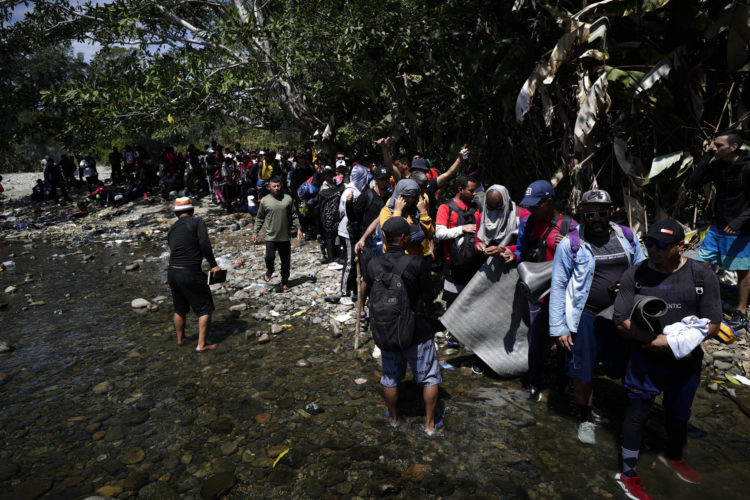 Personas migrantes esperan para ser trasladados en canoa en el Darién (Panamá), en una fotografía de archivo. EFE/ Bienvenido Velasco