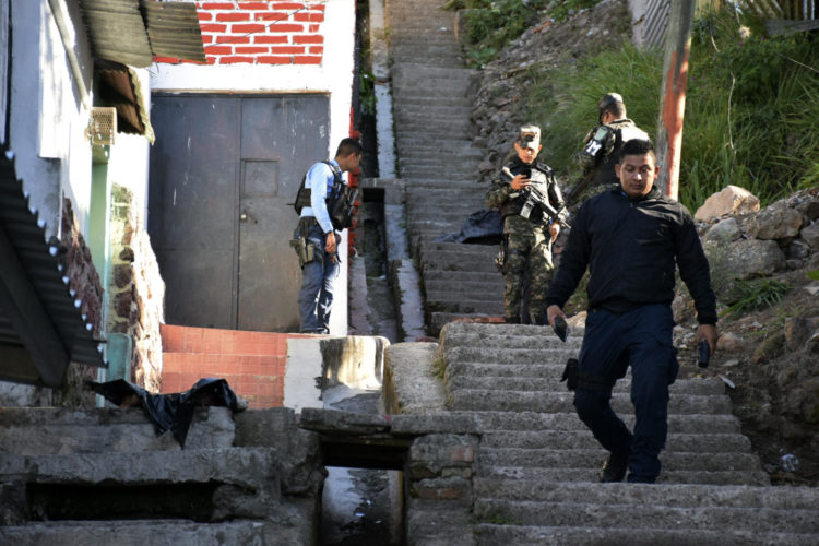 Policías acordonan la zona donde fue encontrado un cuerpo mutilado, el 22 de marzo de 2023, en Tegucigalpa (Honduras). EFE/ STR