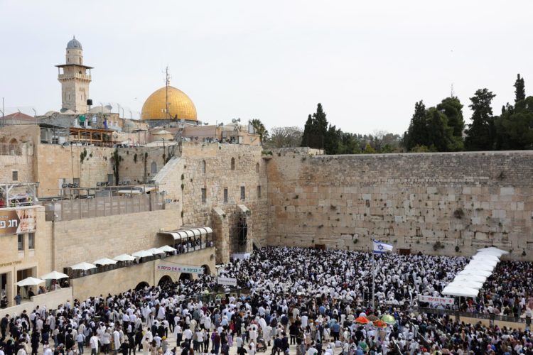 Judíos ortodoxos rezan en el Muro de los Lamentos de Jerusalén hoy, 9 de abril. EFE/EPA/ABIR SULTAN