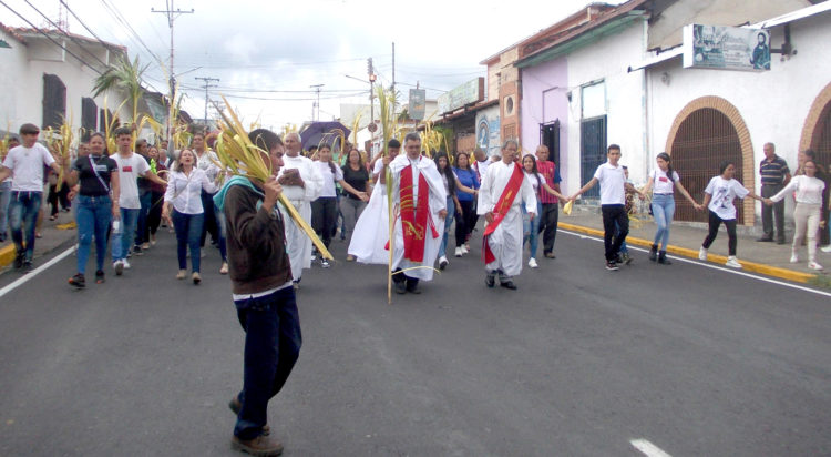 La procesión de Las Palmas por la avenida 5 de Betijoque con destino al templo parroquial.