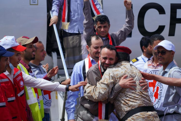 Prisioneros yemeníes llegan a su país en la operación de canje el domingo 16 de abril. EFE/EPA/HISHAM AL-HELALI